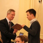 Активистов "Света в окне" награждает дипломами генеральный директор МБОО "Социальная сеть добровольческих инициатив "СоСеДИ" Андрей Гринь. Активистов "Света в окне" награждает дипломами генеральный директор МБОО "Социальная сеть добровольческих инициатив "СоСеДИ" Андрей Гринь.