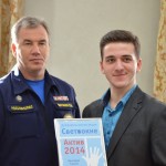 Сергей Щетинин награждает активиста "Света в окне-2014" Тенгиза Зантарию Сергей Щетинин награждает активиста "Света в окне-2014" Тенгиза Зантарию