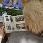 Буклет проекта "Семейные фотохроники Великой Отечественной войны" в руках Анны Тимофеевой Буклет проекта "Семейные фотохроники Великой Отечественной войны" в руках Анны Тимофеевой