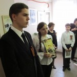 завуч школы Юлия Дюбкина и ученики представляют школьную книгу "Живая память" завуч школы Юлия Дюбкина и ученики представляют школьную книгу "Живая память"