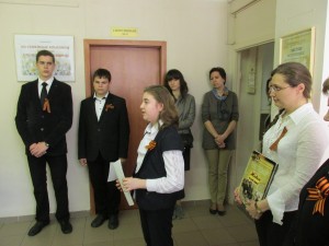 завуч школы Юлия Дюбкина и ученики представляют школьную книгу "Живая память"