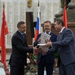 руководитель проекта "Семейные фотохроники" Сергей Рыбальченко вручает книги на память руководитель проекта "Семейные фотохроники" Сергей Рыбальченко вручает книги на память