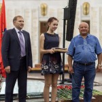 приз вручают директор компании "Югра-АСУ" Игорь Ергин и член Союза художников России Дмитрий Кучерук приз вручают директор компании "Югра-АСУ" Игорь Ергин и член Союза художников России Дмитрий Кучерук