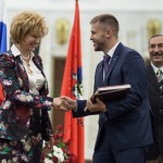 Поощрительный приз от имени Марата Фаатовича Шагитова получает советник первого заместителя председателя правления ОАО "АКБ БАРС" банк Эмиль Хайрутдинов Поощрительный приз от имени Марата Фаатовича Шагитова получает советник первого заместителя председателя правления ОАО "АКБ БАРС" банк Эмиль Хайрутдинов