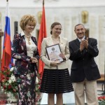 за второе место в номинации "За лучшую фотовыставку" награждается школа №6 города Реутова Московской области, награда в руках замдиректора Юлии Дюбкиной за второе место в номинации "За лучшую фотовыставку" награждается школа №6 города Реутова Московской области, награда в руках замдиректора Юлии Дюбкиной