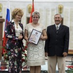награда за первое место в руках Марины Шубелевой - руководителя Зала Боевой Славы, учителя русского языка и литературы МОУ СОШ №12 г.Ржева Тверской области награда за первое место в руках Марины Шубелевой - руководителя Зала Боевой Славы, учителя русского языка и литературы МОУ СОШ №12 г.Ржева Тверской области