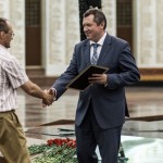 руководитель проекта Сергей Рыбальченко вручает диплом за информационную поддержку главному редактору Русского Исторического Канала "365 дней ТВ" Герману Трегубенко руководитель проекта Сергей Рыбальченко вручает диплом за информационную поддержку главному редактору Русского Исторического Канала "365 дней ТВ" Герману Трегубенко