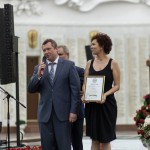 руководитель проекта вручил диплом за активное участие PR-куратору проекта Татьяне Становой руководитель проекта вручил диплом за активное участие PR-куратору проекта Татьяне Становой