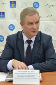 Один из организаторов www.fotohroniki.ru Андрей Гринь отвечает на вопросы молодых журналистов МАНЖ Один из организаторов www.fotohroniki.ru Андрей Гринь отвечает на вопросы молодых журналистов МАНЖ