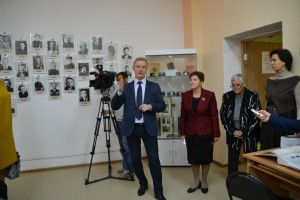 Гендиректор МБОО "СоСеДИ" Андрей Гринь, директор лицея №1 Инна Левшина, руководитель МАНЖ Галина Спасская и зам главного редактор издательства "Подмосковье" Татьяна Становая на открытии фотовыставки проекта www.fotohroniki.ru