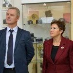 Гендиректор МБОО "СоСеДИ" Андрей Гринь и директор львовского лицея №1 Инна Левшина на открытии фотовыставки