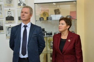 Гендиректор МБОО "СоСеДИ" Андрей Гринь и директор львовского лицея №1 Инна Левшина на открытии фотовыставки