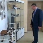 Руководитель проекта "Семейные фотохроники Великих войн России" Сергей Рыбальченко в школьном музее лицея №1