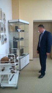 Руководитель проекта "Семейные фотохроники Великих войн России" Сергей Рыбальченко в школьном музее лицея №1