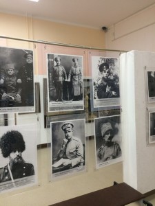 Юные журналисты на выставке "Семейные фотохроники Великих войн России" в первом лицее Подольского района