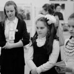 Юные журналисты на выставке "Семейные фотохроники Великих войн России" в первом лицее Подольского района