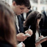 Юные журналисты на выставке "Семейные фотохроники Великих войн России" в первом лицее Подольского района