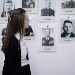 Юные журналисты на выставке "Семейные фотохроники Великих войн России" в первом лицее Подольского района