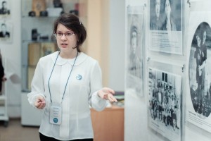 Юные журналисты на выставке "Семейные фотохроники Великих войн России" в первом лицее Подольского района