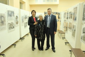 Руководитель проекта www.fotohroniki.ru Сергей Рыбальченко и PR-куратор Татьяна Становая с Галиной Спасской в школьном музее
