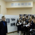 Экскурсию по выставке "Семейных фотохроник"проводят и снимают сами школьники