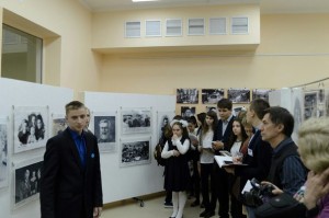 Экскурсию по выставке "Семейных фотохроник"проводят и снимают сами школьники