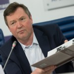 руководитель fotohroniki.ru Сергей Рыбальченко показывает альбом о проекте Семейные фотохроники руководитель fotohroniki.ru Сергей Рыбальченко показывает альбом о проекте Семейные фотохроники