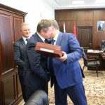 благодарность руководителя администрации президента России вручил коллективу МБОО «СоСеДИ» Сергей Гизатуллин, при участии первого замминистра по социальной работе правительства Московской области Надежды Усковой и главы города Дзержинский Виталия Панаморенко.