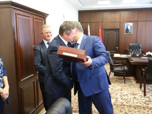 благодарность руководителя администрации президента России вручил коллективу МБОО «СоСеДИ» Сергей Гизатуллин, при участии первого замминистра по социальной работе правительства Московской области Надежды Усковой и главы города Дзержинский Виталия Панаморенко.