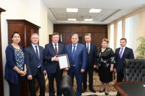 Cергей Гизатуллин вручил коллективу МБОО "СоСеДИ" благодарность руководителя администрации президента России, при участии первого замминистра по социальной работе правительства Московской области Надежды Усковой и главы города Дзержинский Виталия Панаморенко.