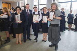Руководитель проекта "Семейные фотохроники Великих войн России" Сергей Рыбальченко вместе с победителями конкурса 2016 года.