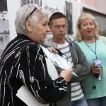 Галина Спасская, координатор проекта fotohroniki.ru, проводит экскурсию по фотовыставке Галина Спасская, координатор проекта fotohroniki.ru, проводит экскурсию по фотовыставке