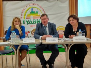 На вопросы отвечают организаторы семинара Сергей Рыбальченко - гендиректор Института научно-общественной экспертизы и Ирина Борисова - глава Ассоциации частных детских садов Белгородчины.
