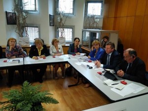В Экспертном совете при Правительстве России обсуждают стандарты по присмотру и уходу за детьми.