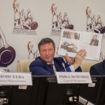 Сергей Рыбальченко демонстрирует книгу с работами участников проекта fotohroniki.ru Сергей Рыбальченко демонстрирует книгу с работами участников проекта fotohroniki.ru