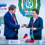 Подписание соглашения в рамках проекта "Профессиональные няни - детям!" с губернатором Ханты-Мансийского АО Натальей Комаровой Подписание соглашения в рамках проекта "Профессиональные няни - детям!" с губернатором Ханты-Мансийского АО Натальей Комаровой