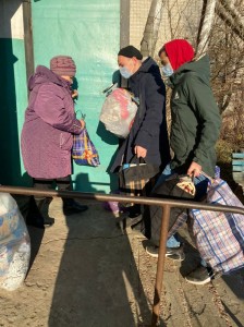 Добровольцы-радимичи помогают пожилым людям в Брянской области