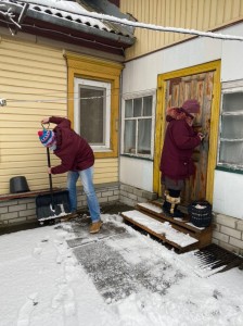Добровольцы-радимичи помогают пожилым людям в Брянской области