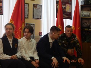 В военно-историческом музее школы №449 Пушкинского района Санкт-Петербурга прошла встреча старшеклассников с военными