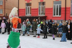 Волонтеры-радимичи организовали проводы зимы с играми и хороводами в клинцовской школе №2