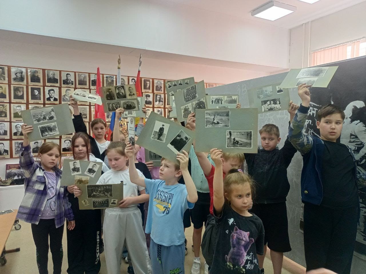 Учащиеся лицея №1 пос. Львовский посетили экспозицию музея «Твоя семья в истории страны», на которой представлены семейные альбомы местных жителей